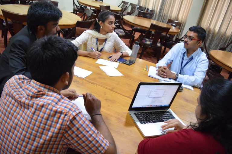 Studenten van de Christ University die de voordelen en uitdagingen over Wikimedia discussiëren.
